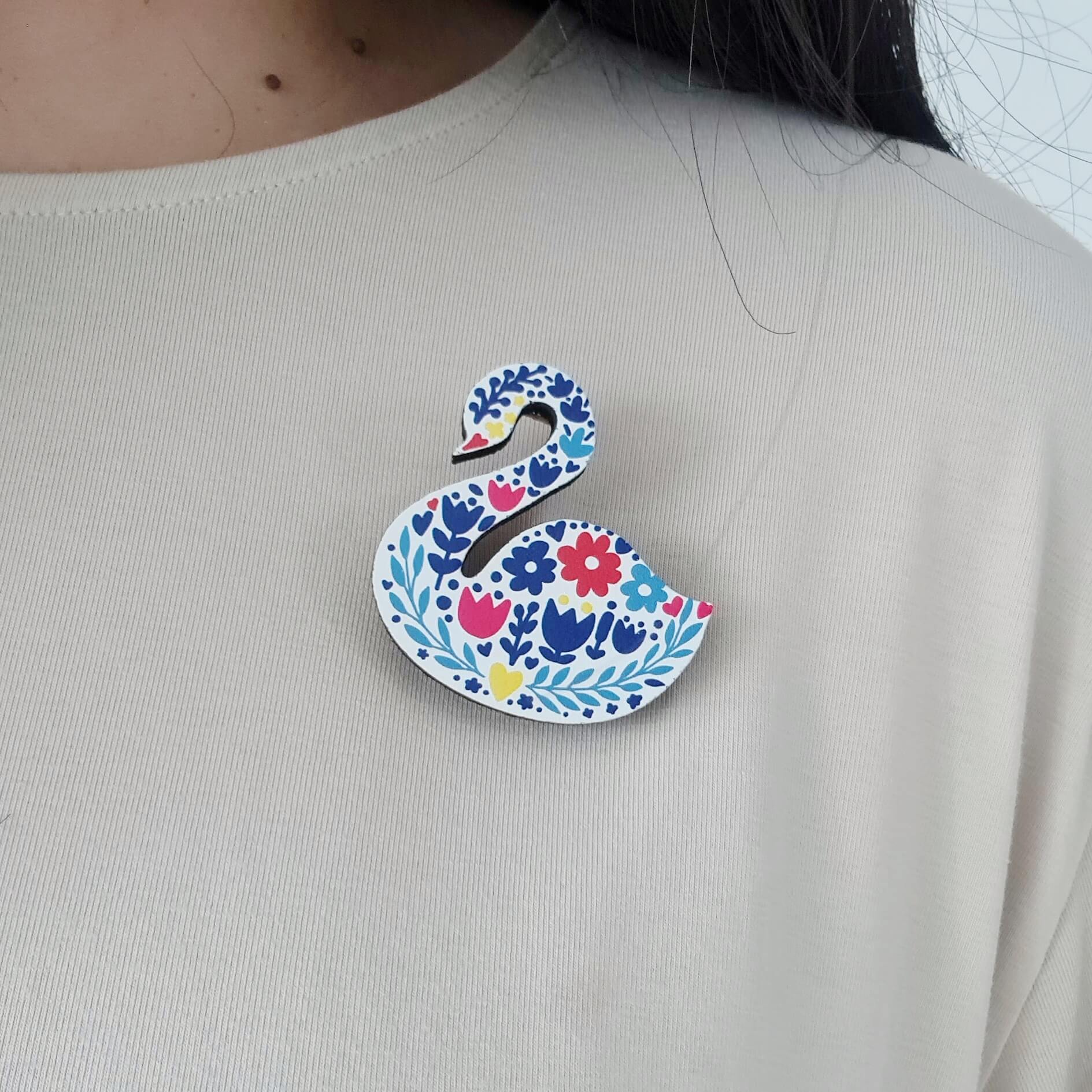 Swan Porcelana Brooch